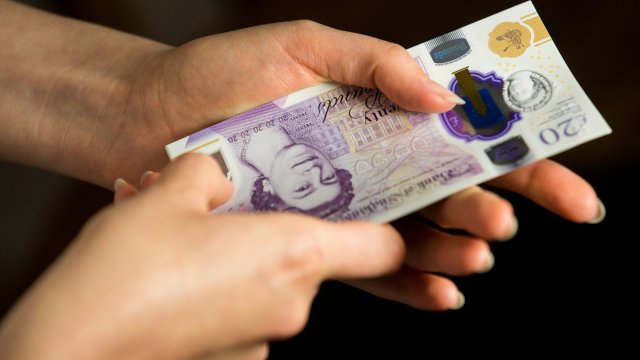 Article thumbnail: UNITED KINGDOM - 2020/06/06: In this photo illustration banknotes of the pound sterling, The Bank of England ??20 notes with the image of Queen Elizabeth II are seen in a woman's hand. (Photo Illustration by Karol Serewis/SOPA Images/LightRocket via Getty Images)