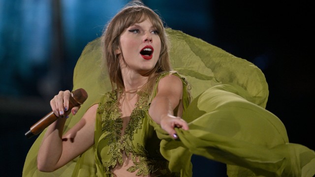 Article thumbnail: KANSAS CITY, MISSOURI - JULY 08: (EDITORIAL USE ONLY) Taylor Swift performs onstage during night two of Taylor Swift | The Eras Tour at GEHA Field at Arrowhead Stadium on July 08, 2023 in Kansas City, Missouri. (Photo by Fernando Leon/TAS23/Getty Images for TAS Rights Management)