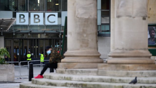 Article thumbnail: LONDON, ENGLAND - JANUARY 17: The BBC logo is seen at BBC Broadcasting House on January 17, 2022 in London, England. Culture Secretary Nadine Dorries has hinted that the Government will shortly reveal plans to abolish the licence fee in 2027, with the funding frozen for the next two years. Unlike other subscription services, the BBC faces a number of challenges, including finding a way to charge users, while continuing to provide-free-to-air content over its multiple radio stations. (Photo by Leon Neal/Getty Images)