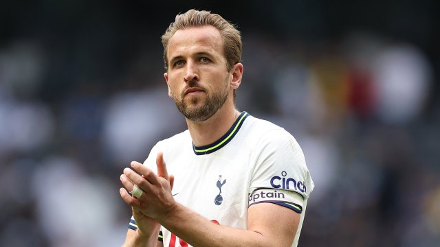 Article thumbnail: LONDON, ENGLAND - MAY 20: Harry Kane of Tottenham Hotspur applauds the fans after the Premier League match between Tottenham Hotspur and Brentford FC at Tottenham Hotspur Stadium on May 20, 2023 in London, England. (Photo by Julian Finney/Getty Images)
